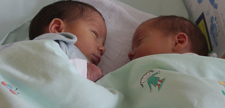 Das Helios Klinikum Pirna freut sich über die Zwillinge Johannes Theodor und Gustav Valentin als 500. und 501. Baby in diesem Jahr.  Fotocredit: Helios Klinikum Pirna