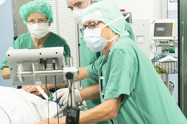 Ein Patient wird in die Anästhesie gebracht - Helios Rosmann Klinik Breisach