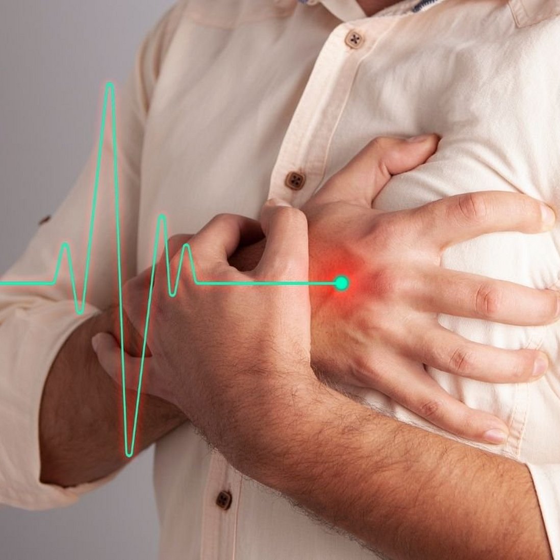 EKG-Linie und Person, die sich ans Herz fasst