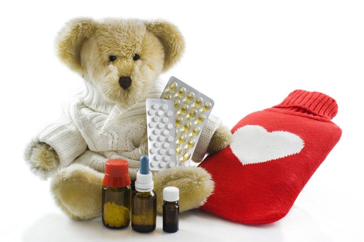 Teddy mit Verband und Medikamenten