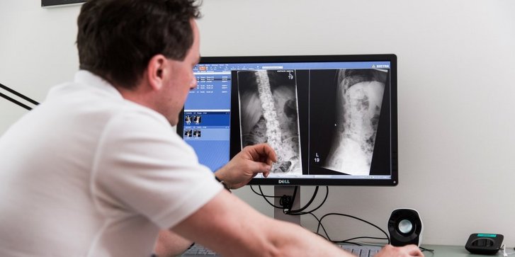 Dr. Gulow erklärt Röntgenbild