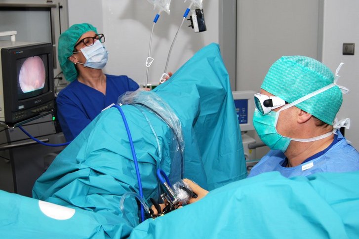 Zwei Männer in blauer Arztkleidung im Operationssaal