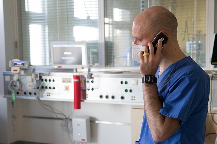 Dr. Tobias Kister telefoniert mit dem Rettungsdienst, der weitere Patienten ankündigt