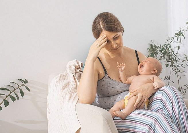 Frau mit Baby beim Stillversuch