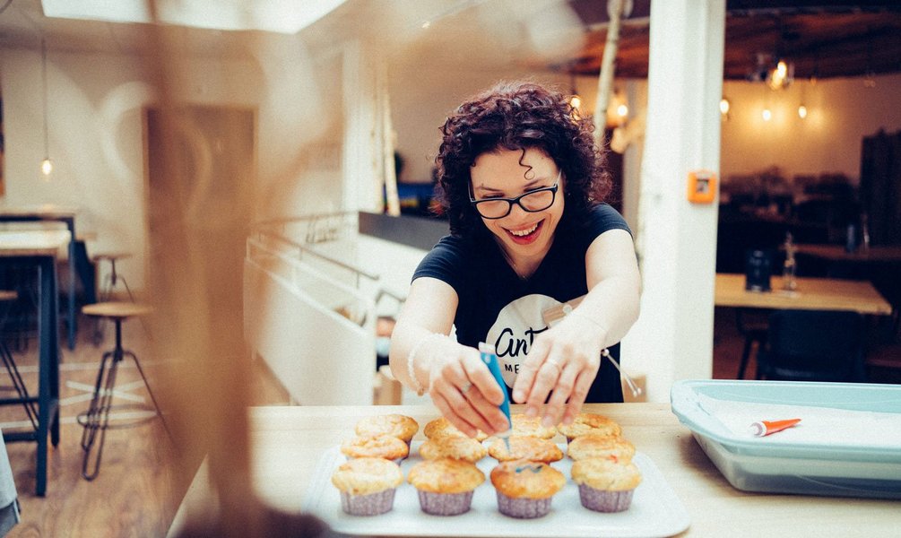 Junge Frau arrangiert Muffins