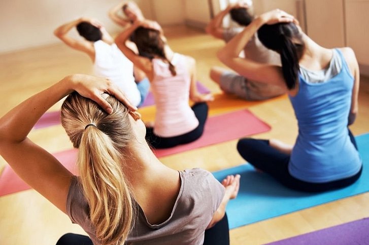 Frauen beim Yoga