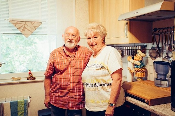 Mann und Frau in Küche