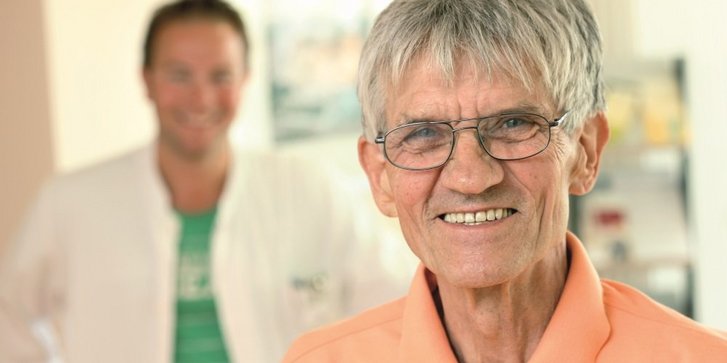 Bild eines älteren Menschen im Vordergrund mit einem Arzt im Hintergrund