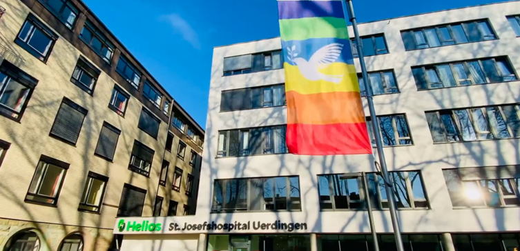 Friedensfahne am Helios St. Josefshospital Uerdingen