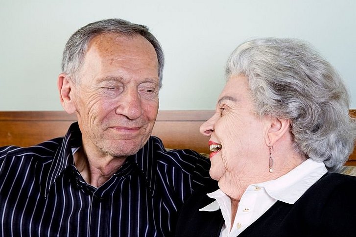 Älteres Paar schaut sich verliebt in die Augen