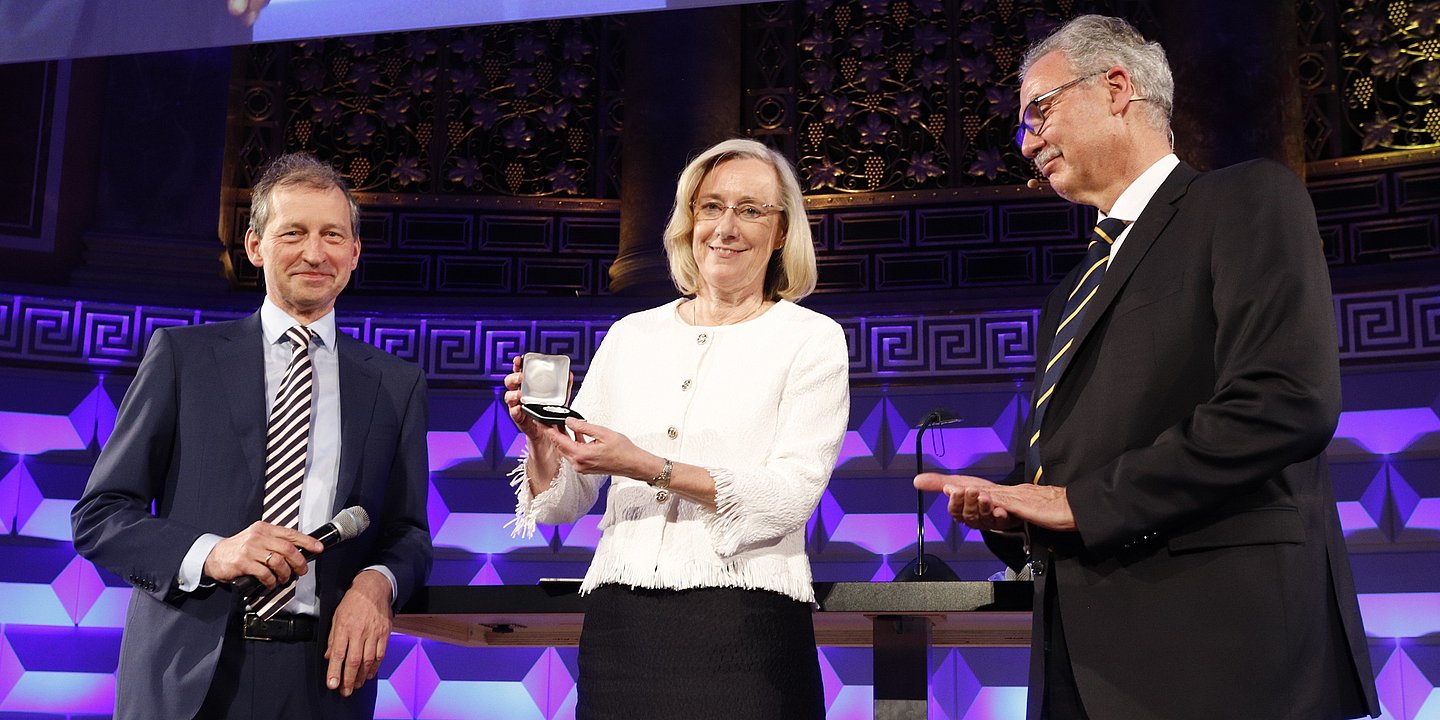 Prof. Dr. Märker-Hermann als erste Frau mit Leopold-Lichtwitz-Medaille ausgezeichnet