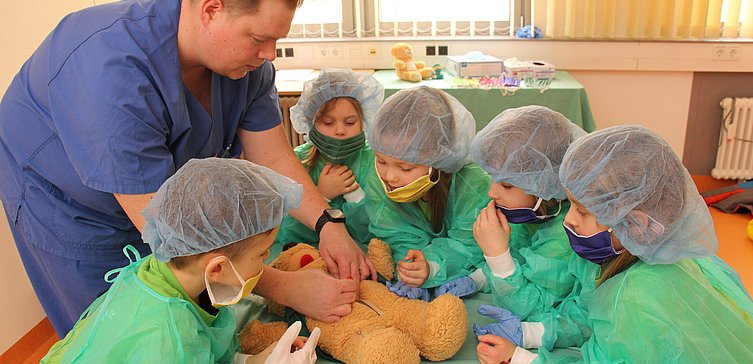 (Helios Klinikum Pirna): Mit Mundschutz, Haube und Handschuhen lernten 30 Vorschüler der Kita Naseweis spielerisch die Arbeit im Krankenhaus kennen. Fachmännisch wurde beispielsweise der Teddybären Benny versorgt.
