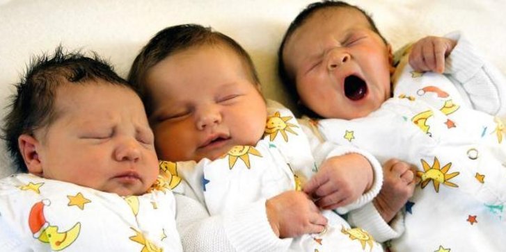 Foto dreier neugeborener Babys