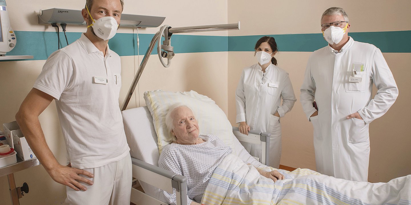 93-jähriger Covid-Patient wird nach Behandlung mit „künstlichen Antikörpern“ in der Lungenklinik Heckeshorn nach Hause entlassen