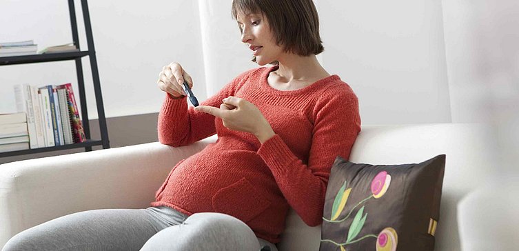 Schwangere checkt ihren Insulinspiegel 