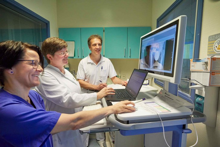 Ärzte und Pfleger bei einer Teambesprechung vor einem Computer