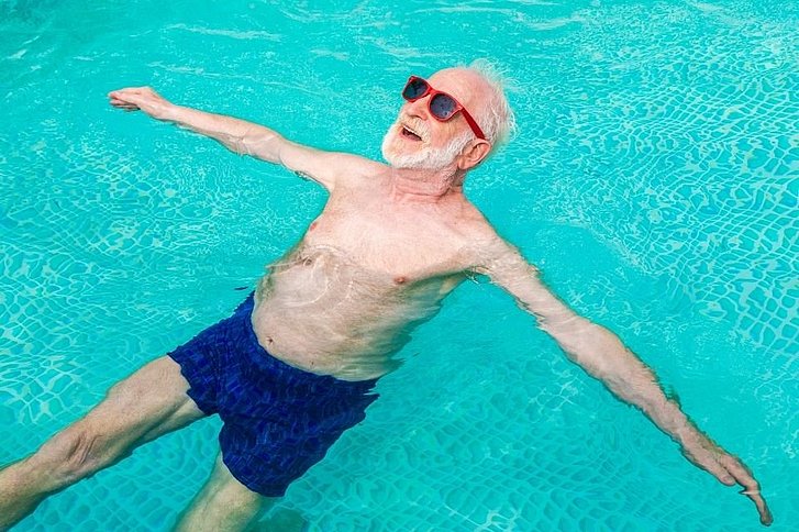 Älterer Mann schwimmt