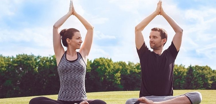 Mann und Frau beim Yoga