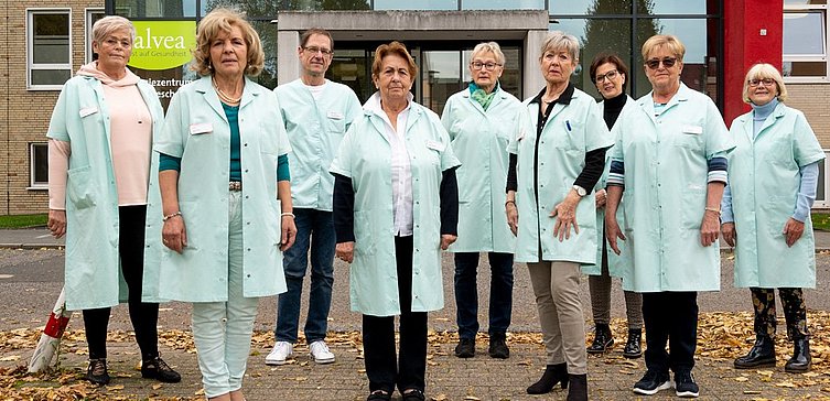 Gruppenfoto der Ökumenischen Krankenhaushilfe an der Helios Klinik Duisburg-Homberg