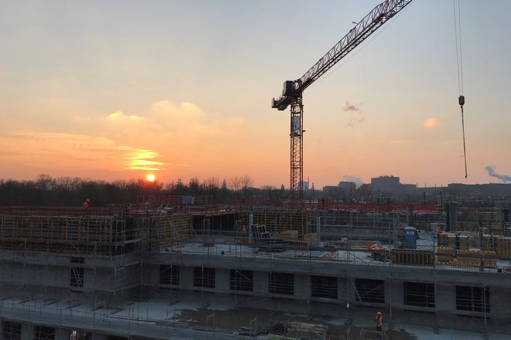 Sonnenuntergang auf Baustelle