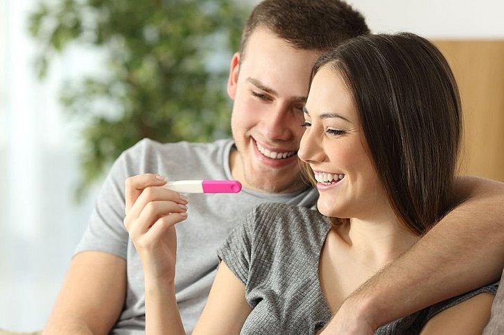 Paar mit positiven Schwangerschaftstest