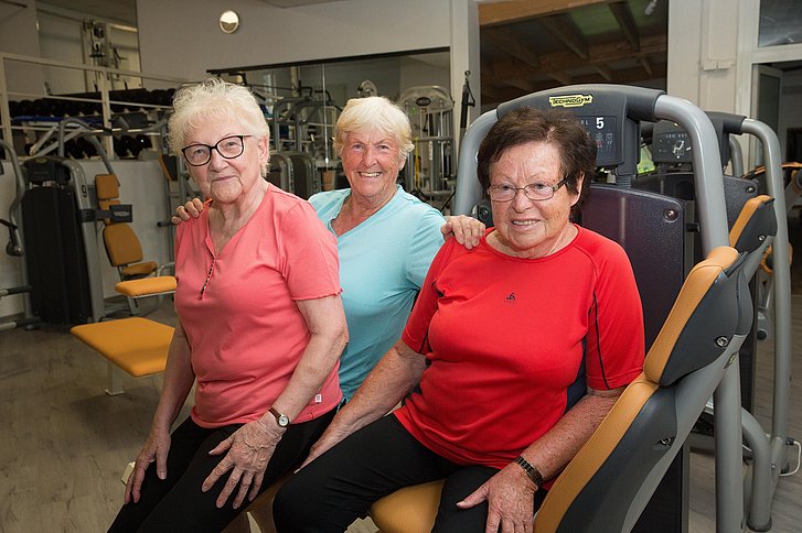 Rentnerinnen im Fitnessstudio