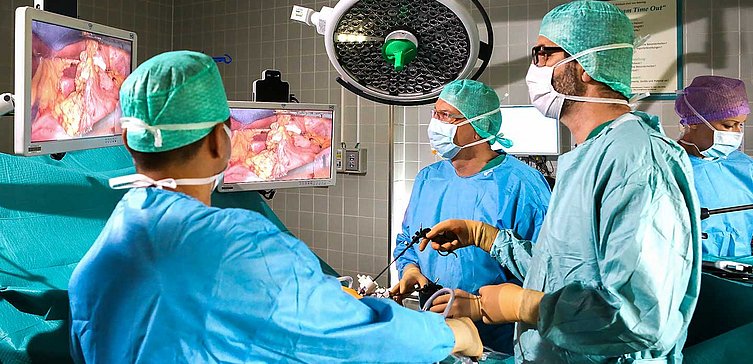 OP-Saal mit Chirurgen