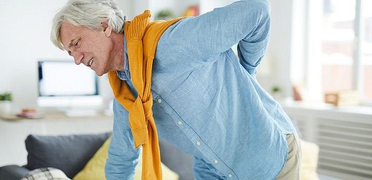 Alter Mann mit Rückenschmerzen