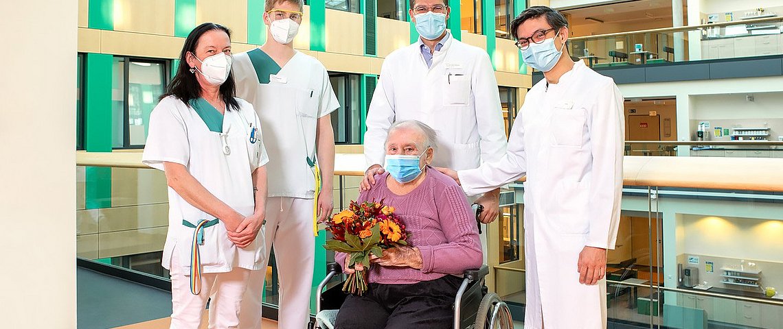 97-jährige Patientin nach COVID-19 Erkrankung wieder zu Hause