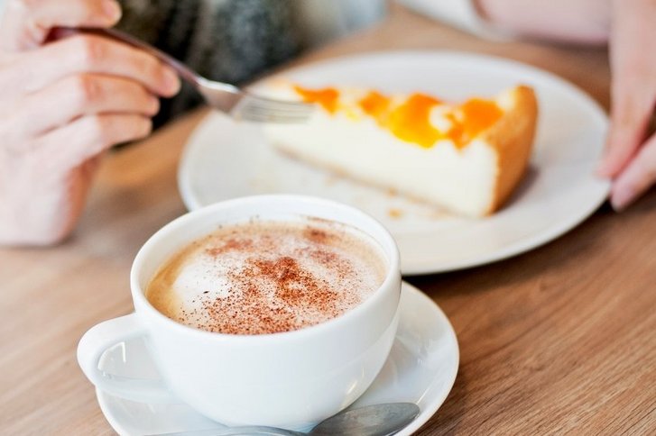 Ein Gedeck Kaffee und Kuchen in der Cafeteria