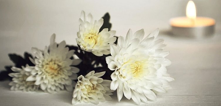 Kerze und weiße Blumen