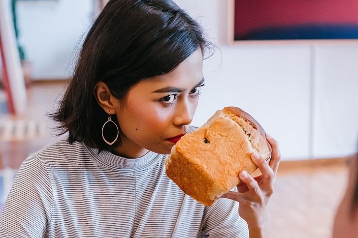 Frau riecht an frischem Brot