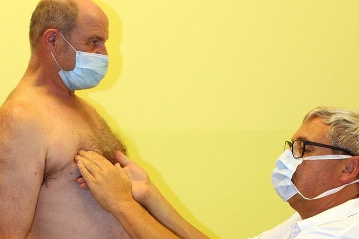 Eine VerhÃ¤rtung in der Brust sollte vom Arzt untersucht werden Foto: Helios...