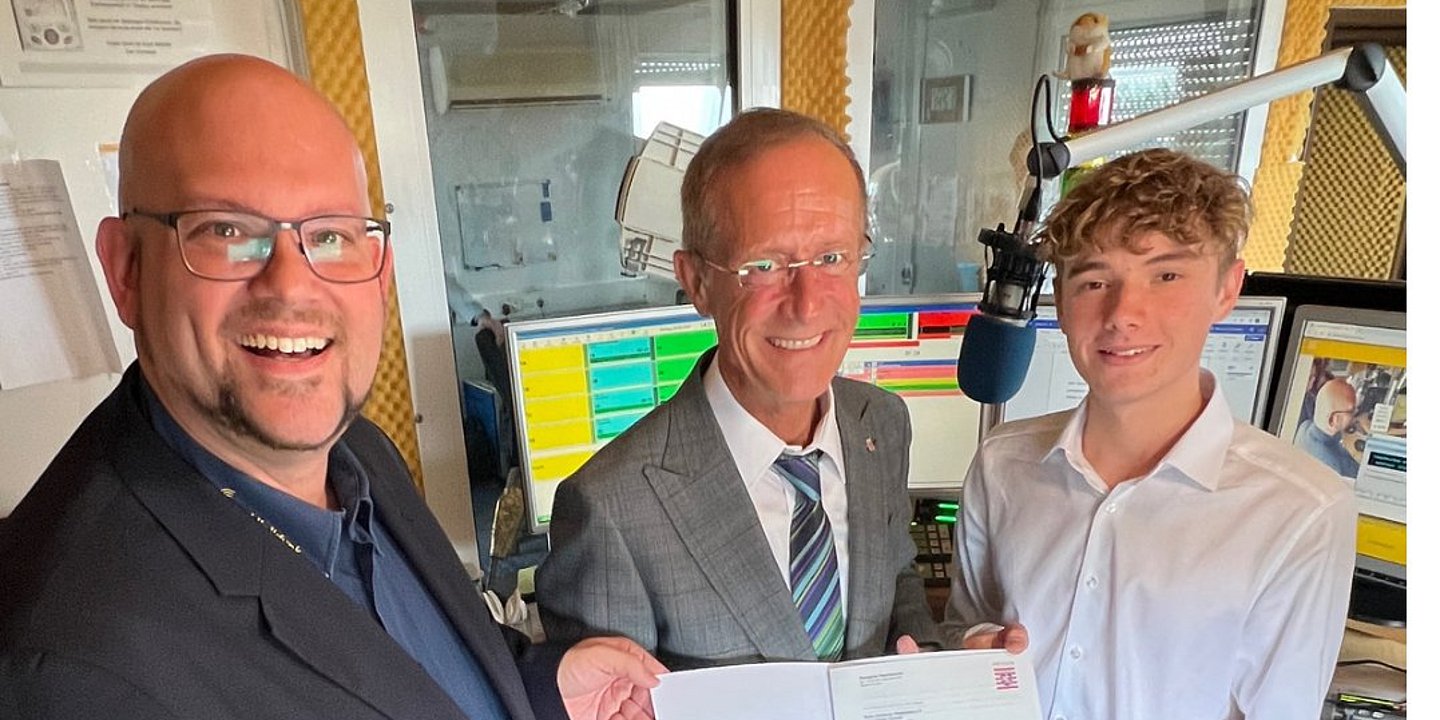 Scheck vom Chef der Staatskanzlei: Radio Klinikfunk fit für die Zukunft!