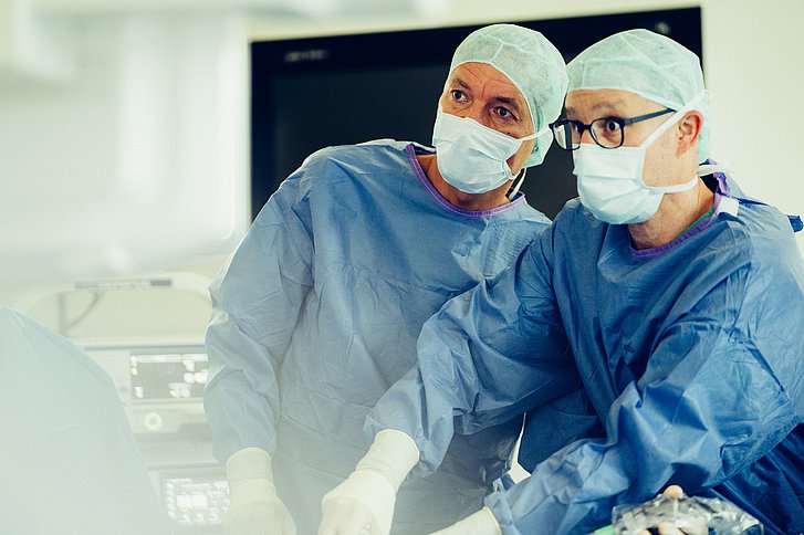 Dr. Erich Bielesch und Dr. Michael Schenck bei einer Darmkrebs-Operation im OP-Saal des Helios Klinikums München West