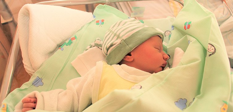 Jubiläumsbaby Sachar ist das 400. Baby, das im Helios Klinikum Pirna im Jahr 2022 geboren wurde. Fotocredit: Helios Klinikum Pirna