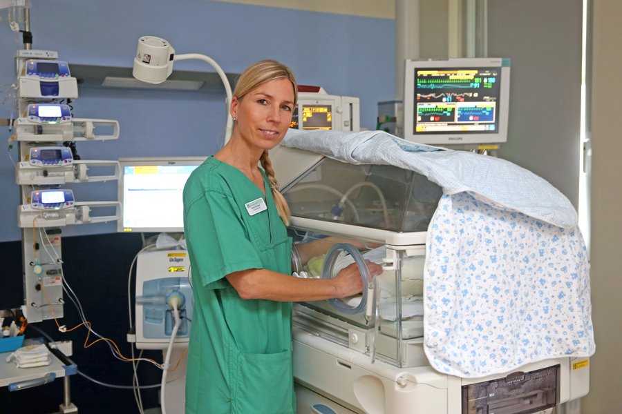 Behandlung eines Babys im Inkubator
