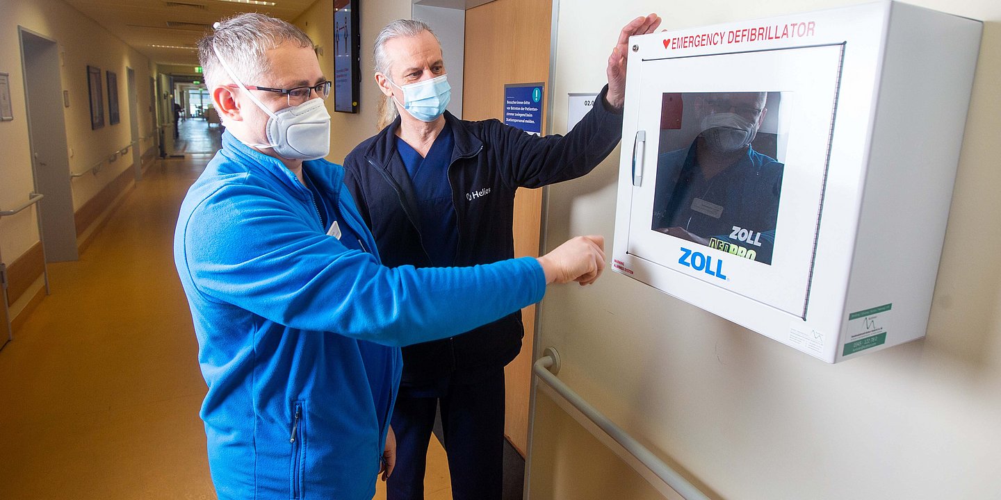 Automatische Defibrillatoren zur Reanimation auf dem Klinikgelände