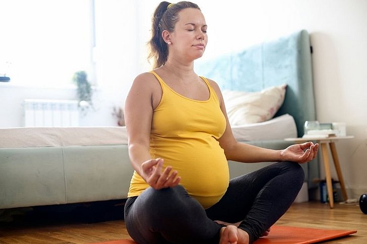 Schwangere meditiert
