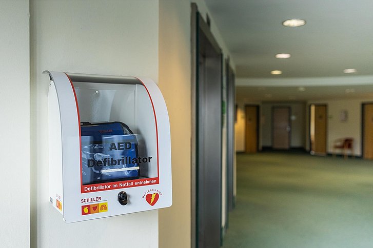 Defibrillatoren retten Leben! Anwenden kann sie jeder.