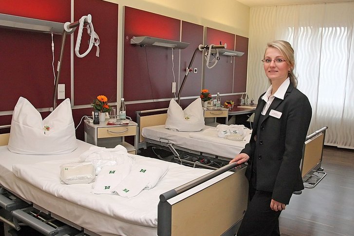 Patientenmanagerin an Bett HP Eisleben