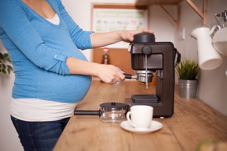 Schwangere macht sich Kaffee