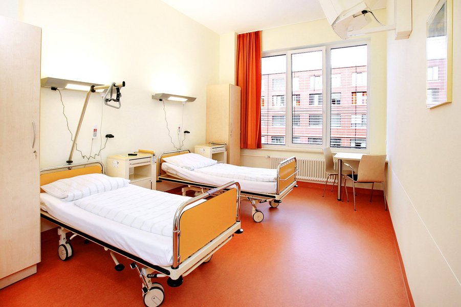 Ein Zweibett-Patientenzimmer