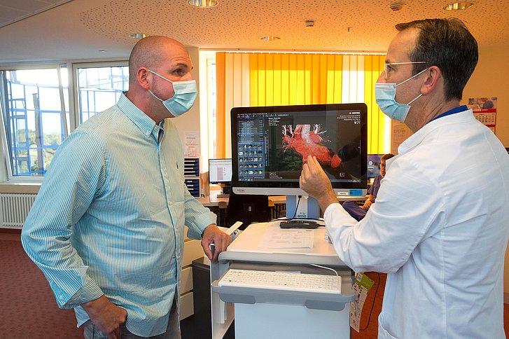 Prof. Michael Borger zeigt Alexander Besser seine Herzleistung auf 3-D-Bildern.