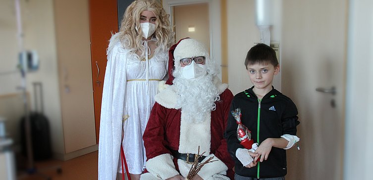 Bild (Klinikum): Benjamin (8) aus Altenberg wurde heute im Helios Klinikum Pirna vom Weihnachtsmann überrascht.