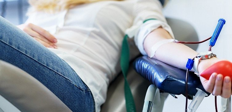Frau beim Blutspenden