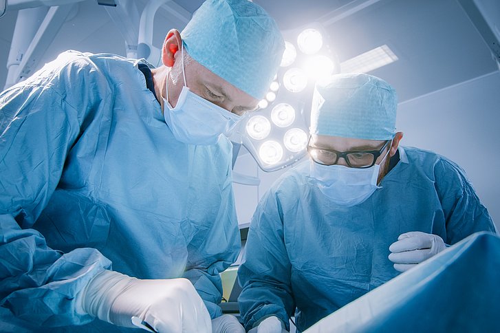 Chirurgen operieren in einem modernen Operationssaal