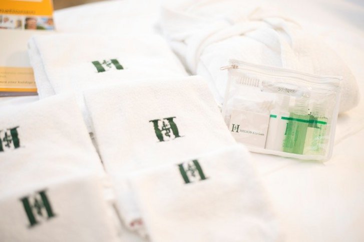 Handtücher und Hygieneartikel in der Nahaufnahme