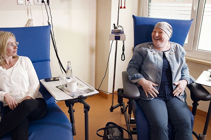 Zwei Frauen bei Chemotherapie