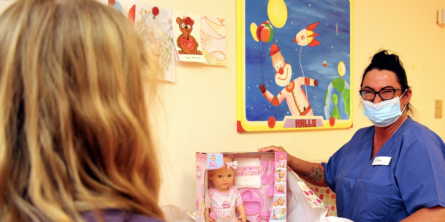 Geteilter Wunsch, doppelte Freude: Mädchen schenkt Kinderstation des Helios Klinikums Pirna zwei Babypuppen